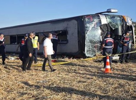 Amasya’da Yolcu Otob&uuml;s&uuml; Devrildi: 46 Yaralı, İki Kişinin Hayati Tehlikesi Var!