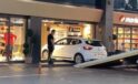 Bağcılar&rsquo;da Şok Edici Kaza: Otomobil Akaryakıt İstasyonu Marketine Girdi!