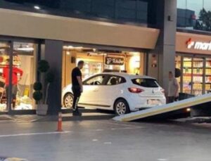 Bağcılar&rsquo;da Şok Edici Kaza: Otomobil Akaryakıt İstasyonu Marketine Girdi!
