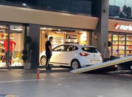Bağcılar&rsquo;da Şok Edici Kaza: Otomobil Akaryakıt İstasyonu Marketine Girdi!