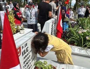 Bilinmeyen Bir Bağ: 15 Temmuz T&ouml;reninde Şehit Dayısının Fotoğrafını &Ouml;pen K&uuml;&ccedil;&uuml;k Kız