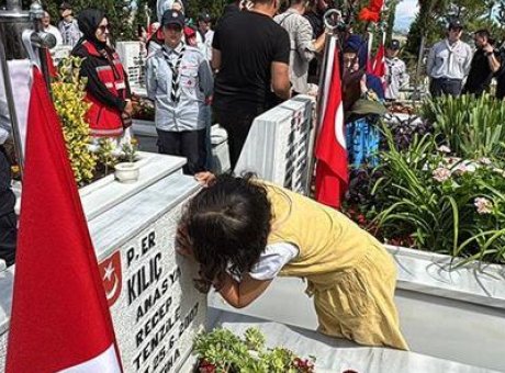 Bilinmeyen Bir Bağ: 15 Temmuz T&ouml;reninde Şehit Dayısının Fotoğrafını &Ouml;pen K&uuml;&ccedil;&uuml;k Kız
