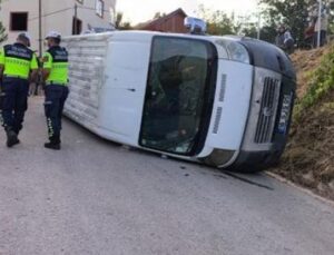 Bursa’da Tarım İş&ccedil;ilerini Taşıyan Minib&uuml;s Devrildi: Yaralılar Hastaneye Kaldırıldı