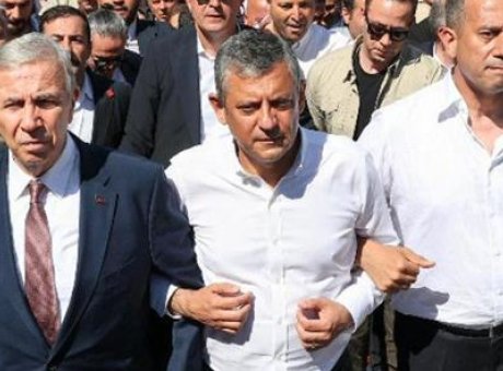 CHP’deki B&uuml;y&uuml;k Değişim: &Ouml;zg&uuml;r &Ouml;zel’in Yeni Partisi Mansur Yavaş’ı Nasıl Etkileyecek?