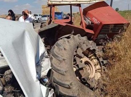 &Ccedil;ankırı’da Dehşet Anları: Park Halindeki Trakt&ouml;re &Ccedil;arpan Otomobilde 3 Can Kayıpları!