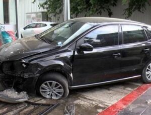 Direksiyon Kontrol&uuml;n&uuml; Kaybeden S&uuml;r&uuml;c&uuml;, Motosiklet D&uuml;kk&acirc;nına Girdi!