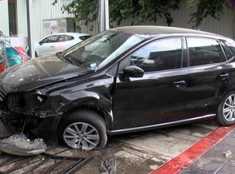 Direksiyon Kontrol&uuml;n&uuml; Kaybeden S&uuml;r&uuml;c&uuml;, Motosiklet D&uuml;kk&acirc;nına Girdi!