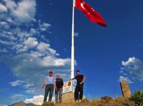 Erzurum’da Vefa &Ouml;rneği: Şehit &Ouml;ğretmen İ&ccedil;in 16 Metre Y&uuml;ksek Bayrak Dalgalanıyor