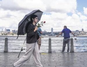 İstanbul&rsquo;a Dikkat! Bug&uuml;n Yağış ve Fırtına Bekleniyor