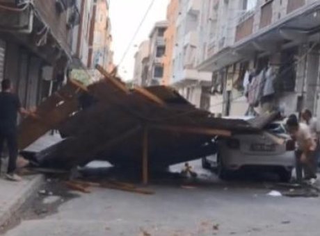 İstanbul’da Fırtına Korkusu: &Ccedil;ocuklar U&ccedil;an &Ccedil;atının Altında Nasıl Kurtuldu?