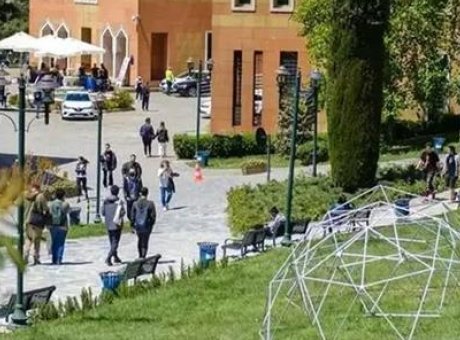 İstanbul’da Mezuniyet T&ouml;reninde Şok Olay: Ayet Yazılı Pankarta Soruşturma!