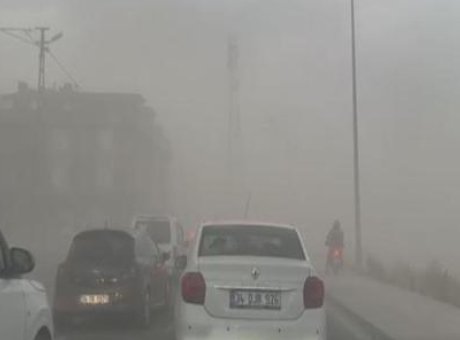 İstanbul’da Şiddetli Fırtına: Ağa&ccedil;lar U&ccedil;tu, Hayat Durma Noktasına Geldi!