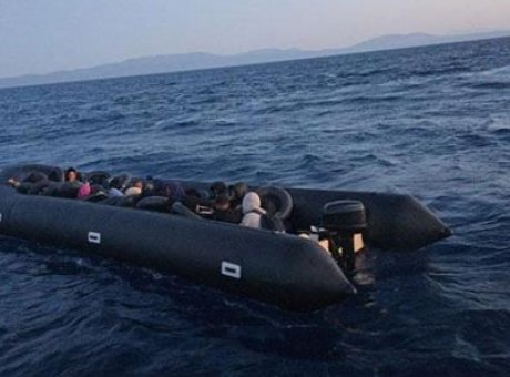 İzmir’de D&uuml;zensiz G&ouml;&ccedil;men Operasyonu: 53 Kişi Kurtarıldı, 4 Ka&ccedil;ak&ccedil;ı Yakalandı