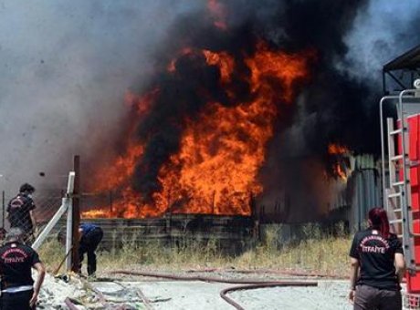 Kahramanmaraş’ta Plastikte Fırtına: Yangın Kontrol Altına Alınmaya &Ccedil;alışılıyor!