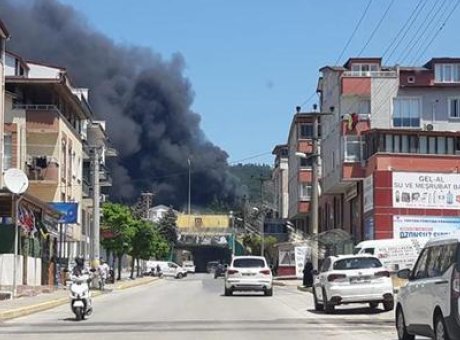 Kocaeli’nde Fabrika Yangını: G&ouml;ky&uuml;z&uuml;n&uuml; Kaplayan Siyah Dumanlar ve Acil M&uuml;dahale