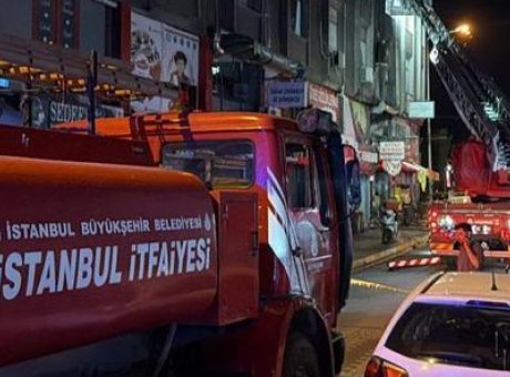K&uuml;&ccedil;&uuml;k&ccedil;ekmece’de Yangın Alarmı: D&ouml;rt İş Yeri K&uuml;ller İ&ccedil;inde Kaldı!