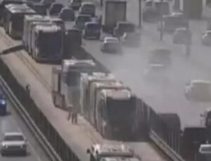 Metrob&uuml;ste Yangın Korkusu: Yolcular Hızla Tahliye Edildi