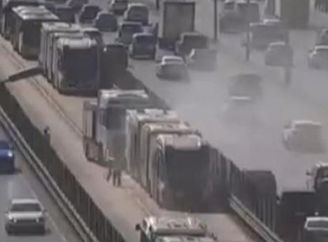 Metrob&uuml;ste Yangın Korkusu: Yolcular Hızla Tahliye Edildi