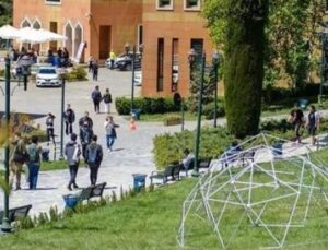 Mezuniyet T&ouml;reninde Pankart Krizi: Yeditepe &Uuml;niversitesi’nden A&ccedil;ıklama