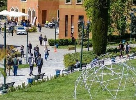 Mezuniyet T&ouml;reninde Pankart Krizi: Yeditepe &Uuml;niversitesi’nden A&ccedil;ıklama