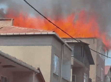 Pendik’te &Ccedil;atı Yangını: 1 İş&ccedil;i Yaralandı, Bina Kullanılamaz Hale Geldi