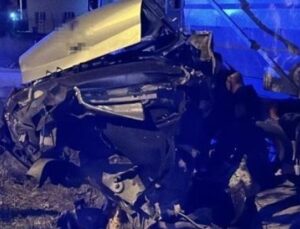 Sakarya’da Korkun&ccedil; Kaza: Ara&ccedil; İkiye B&ouml;l&uuml;nd&uuml;, S&uuml;r&uuml;c&uuml; Hastaneye Kaldırıldı!