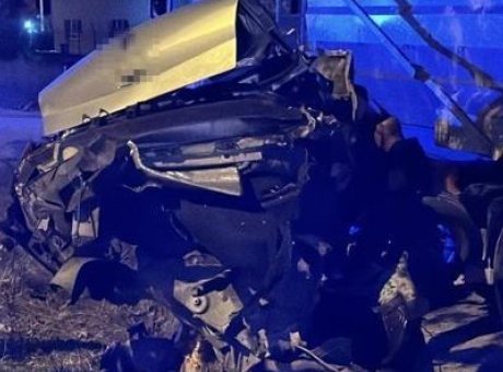 Sakarya’da Korkun&ccedil; Kaza: Ara&ccedil; İkiye B&ouml;l&uuml;nd&uuml;, S&uuml;r&uuml;c&uuml; Hastaneye Kaldırıldı!