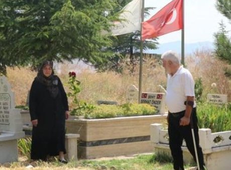 Şehit Evladının Yanında: Aile, Hayatlarını Değiştirip Kabri Yanına Taşındı