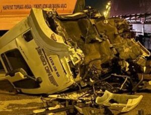 Sincan&rsquo;da Feci Kaza: Hafriyat Kamyonunun Kupası Yolda Kaldı!
