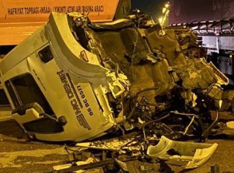 Sincan&rsquo;da Feci Kaza: Hafriyat Kamyonunun Kupası Yolda Kaldı!