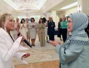 S&uuml;perstar Ajda Pekkan, NATO Zirvesi’nde D&ouml;rt Dilde Unutulmaz Performans Sergiledi!