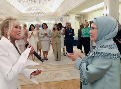 S&uuml;perstar Ajda Pekkan, NATO Zirvesi'nde D&ouml;rt Dilde Unutulmaz Performans Sergiledi!