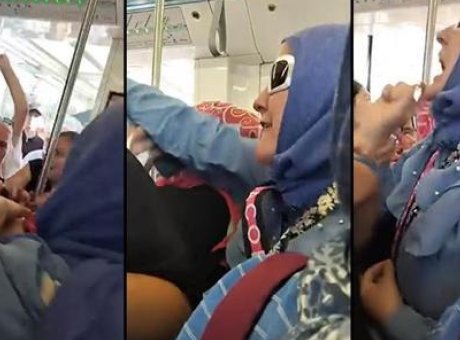 Tramvayda &Ccedil;ocuklar &Uuml;zerine Kavga: Koltuk M&uuml;cadelesi Kameralara Yansıdı