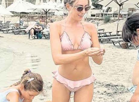 &Uuml;nl&uuml; İsimlerin &Ccedil;eşme&rsquo;deki Sıcak G&uuml;nleri: Plajda Neler Oldu?