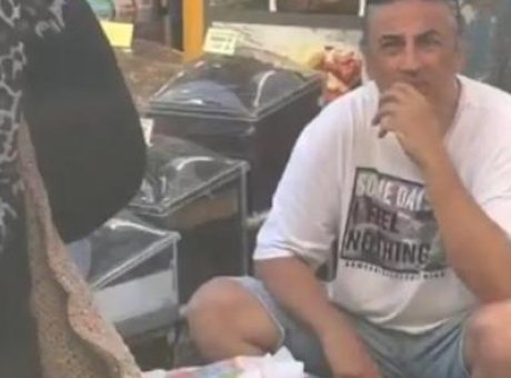 &Uuml;nl&uuml; Şarkıcı &Ccedil;elik’ten Şaşırtan Hamle: Balık Pazarında Tezgahta Banyo Lifi Satışı!
