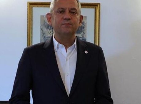 Yeni Parti’ye Destek İ&ccedil;in Bağış Kampanyası: &Ouml;zg&uuml;r &Ouml;zel Duyurdu!