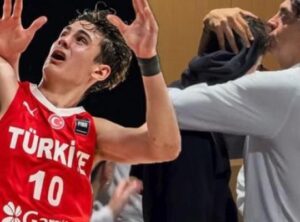 Y&uuml;rekleri Burkan An: İbrahim Kutluay Oğlunu Teselli Etti