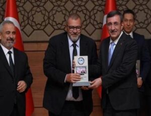 Anadolu Medya &Ouml;d&uuml;lleri: &Ouml;zay Şendir Yılın Genel Yayın Y&ouml;netmeni Se&ccedil;ildi!