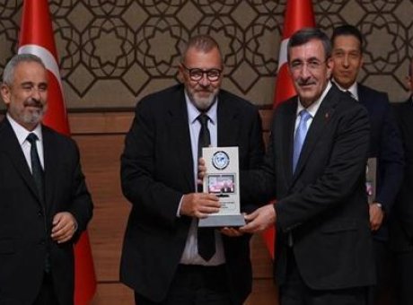 Anadolu Medya &Ouml;d&uuml;lleri: &Ouml;zay Şendir Yılın Genel Yayın Y&ouml;netmeni Se&ccedil;ildi!