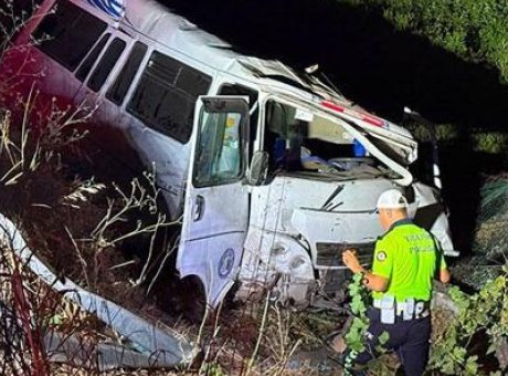 Aydın’da Korkun&ccedil; Kaza: Minib&uuml;s Tarlaya Devrildi, 1 &Ouml;l&uuml;, 2 Yaralı