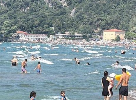 Bartın’da Denizde Korku Dolu Anlar: 10 Tatilci Boğulmaktan Son Anda Kurtarıldı!