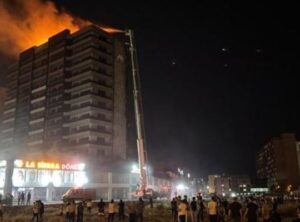 Diyarbakır&rsquo;da Alevler Y&uuml;kseliyor: Plaza Yangınında Ka&ccedil; Kişi Mahsur Kaldı?