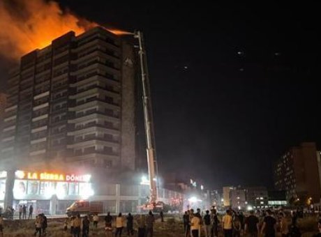 Diyarbakır&rsquo;da Alevler Y&uuml;kseliyor: Plaza Yangınında Ka&ccedil; Kişi Mahsur Kaldı?