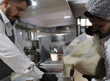 El&acirc;zığlı Baba-Oğul İnovasyonu: Sosyal Medya Siparişleriyle G&uuml;nde 30 Kilo Satıyorlar!