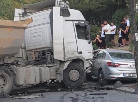 Esenler’de Korkun&ccedil; Kaza: Freni Boşalan Kamyon Park Halindeki 7 Aracı Ezdi!