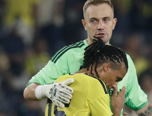 Fenerbah&ccedil;e’de Ma&ccedil; &Ouml;ncesi Sakatlık Alarmı: Kaleci Mert G&uuml;nok Kadrodan &Ccedil;ıkarıldı