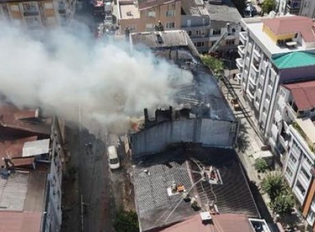 Gaziosmanpaşa’da Korkun&ccedil; Yangın: &Ccedil;atıdan Y&uuml;kselen Alevler Yan Binalara Sı&ccedil;radı!