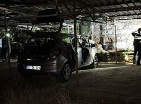 Gece Yarısı Otoparkta Patlayan Ara&ccedil;: İki Gen&ccedil; Hastaneye Kaldırıldı