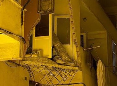 G&uuml;ng&ouml;ren’de Balkonu &Ccedil;&ouml;ken Bina: Sakinler G&uuml;venlik İ&ccedil;in Tahliye Edildi