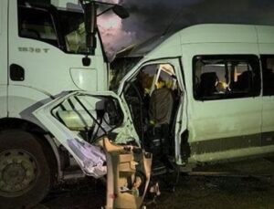Hatay&rsquo;da İş&ccedil;i Servisi ile Tır Kafaya &Ccedil;arpıştı: 1 &Ouml;l&uuml;, 15 Yaralı!